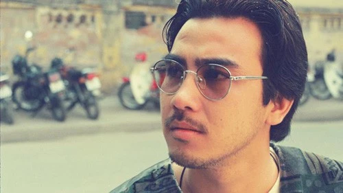 Ít ai ngờ được phía sau vẻ điển trai này của Quyền Linh lúc mới vào nghề lại là cuộc sống cơ cực. Ít ai ngờ được phía sau vẻ điển trai này của Quyền Linh lúc mới vào nghề lại có một cuộc sống cơ cực phía sau.