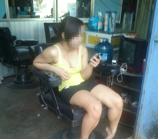 Nhân viên tiệm cắt tóc ăn mặc mát mẻ, sẵn sàng chiều khách 