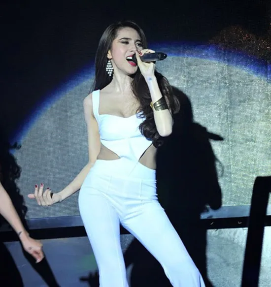 Thủy Tiên là ca sĩ "ăn tiền" nhất ở bar cát-xê đêm nhạc. Thủy Tiên là ca sĩ