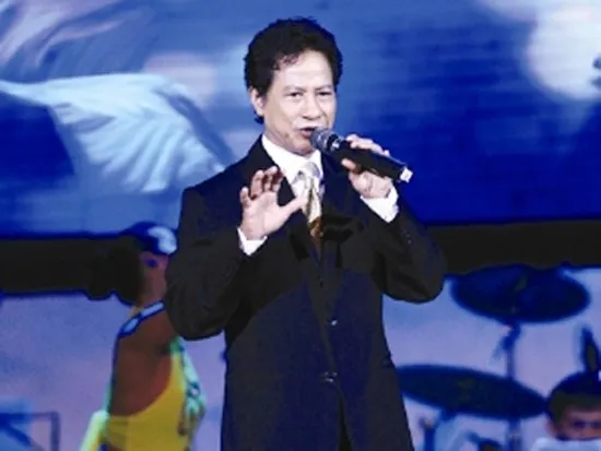 Mọi ca sĩ đều thèm muốn cát-xê của ông hoàng nhạc bolero Chế Linh. Mọi ca sĩ đều thèm muốn cát-xê của ông hoàng nhạc Bolero Chế Linh.