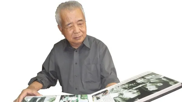 Ông Hoàng Đăng Vinh bên những bức ảnh ky niệm về Điện Biên Phủ.