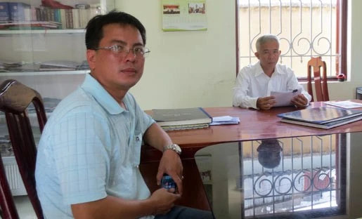  Anh Lý Quốc Nghiệp (áo xanh) đến TAND TP.Trà Vinh nộp đơn khởi kiện.