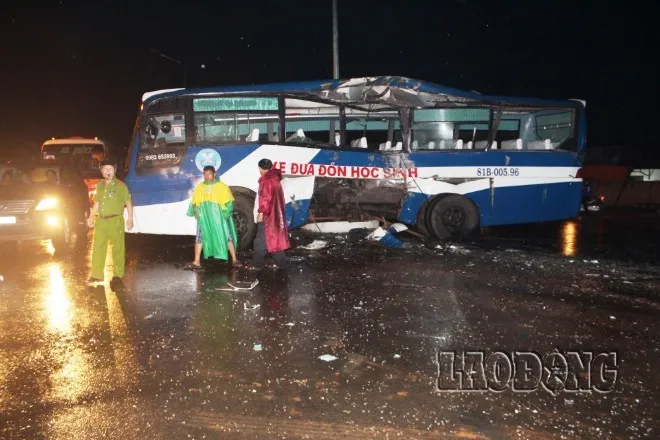 Thân xe khách đưa đón học sinh bị hư hỏng nặng, méo mó sau khi bị đâm trực diện. Thân xe khách đưa đón học sinh bị hư hỏng nặng, méo mó sau khi bị đâm trực diện.