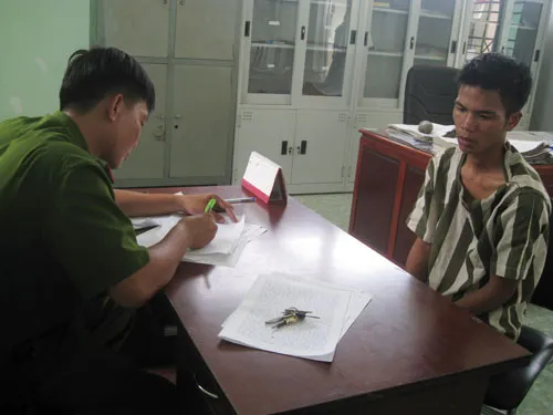 Đối tượng Diệp Tuấn Vũ tại cơ quan điều tra. Ảnh: L.V.C