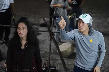 Tài sản "khủng" của vua phim hài Châu Tinh Trì ảnh 5 Châu Tinh Trì (phải) trên phim trường bộ phim điện ảnh Tây Du Ký: Mối tình ngoại truyện. Ảnh: Sina.