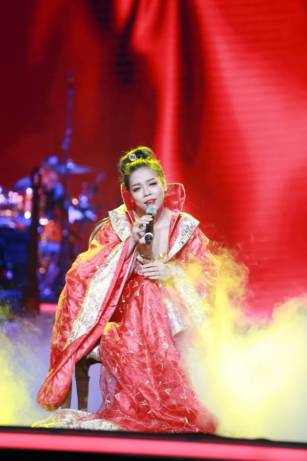 Hà Linh thẳng thắn cho rằng cô không hát quan họ theo cách truyền thống nên không nhất thiết phải diện áo tứ thân giống các liền chị Bắc Ninh. Nhập mô tả cho ảnh