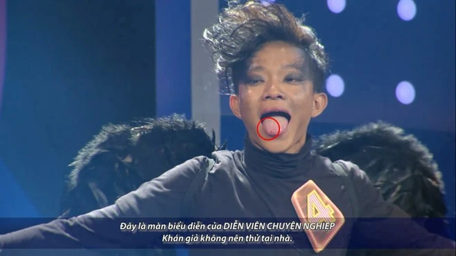 Tuy nhiên, sự cố không may đã xảy ra khiến lưỡi anh bị cắt và máu chảy ra ngoài. Vệt máu nhỏ chỉ lướt qua nên nhiều người không biết nhiều về tai nạn. Theo tiết lộ của đại diện nhà sản xuất, Minh Công chảy máu khá nhiều nhưng đã cắt cảnh này trên sóng truyền hình.