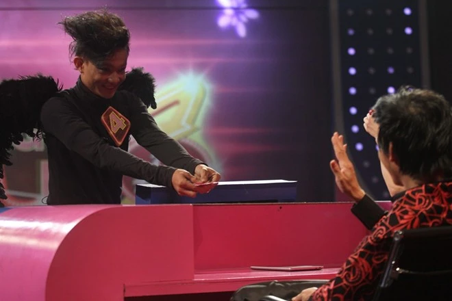 Minh Công - bước ra từ lò đào tạo của nghệ sĩ xiếc Minh Tân (xuất hiện trong tập 1) - chính là nghệ sĩ nuốt lưỡi lam thật sự. Chàng trai trẻ làm khán giả rụng tóc gáy với màn biểu diễn rùng rợn, nhiều người phải quay mặt đi vì sợ hãi.