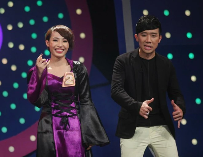 Ở vòng 1, hai đội phải tìm ra vũ công nhạc jazz và Hồng Vân - thí sinh của Thử thách cùng bước nhảy 2014 - không quá xa lạ để Hoài Linh và Nathan Lee khẳng định, cô là người bí ẩn. Tỷ số của vòng này là 1-1.