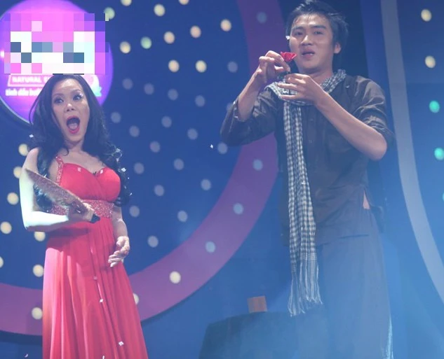 Ảo thuật gia trẻ mời Việt Hương tham gia vào tiết mục biểu diễn và nữ danh hài đã không ngần ngại cùng anh phối hợp trong một màn ảo thuật mang đến cảm xúc lãng mạn cho khán giả. Tỷ số vẫn là 2-2.