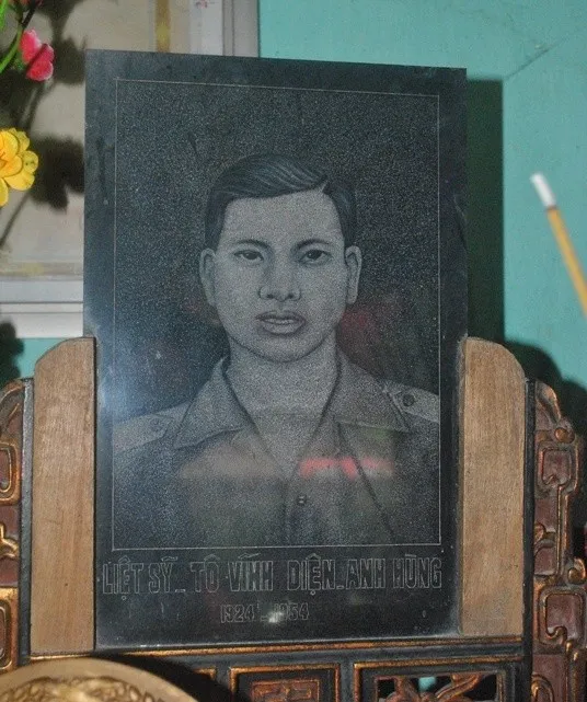 Ngôi nhà gắn liền với tuổi thơ anh hùng Tô Vĩnh Diện ảnh 1 Tô Vĩnh Diện (1924 - 1954) là một Anh hùng lực lượng vũ trang nhân dân. Ông quê ở thôn Dược Khê, xã Nông Trường, huyện Nông Cống (nay thuộc huyện Triệu Sơn), tỉnh Thanh Hóa. Người anh hùng quả cảm này nổi tiếng với giai thoại hy sinh thân mình để cứu khẩu pháo không bị lăn xuống vực trong Chiến dịch Điện Biên Phủ. Khi Pháp nổi súng tái chiếm Đông Dương năm 1946, ông tham gia và dần trở thành chỉ huy dân quân ở địa phương. Năm 1950, tại Thanh Hóa nổ ra một vụ bạo loạn, ông bị những người nổi loạn bắt giữ. Chính quyền Việt Nam Dân chủ Cộng hòa phải cử một đơn vị quân sự xuống hỗ trợ cán bộ trấn an tình hình. Ông được giải cứu và từ đó chính thức nhập ngũ trong lực lượng Quân đội Nhân dân Việt Nam.