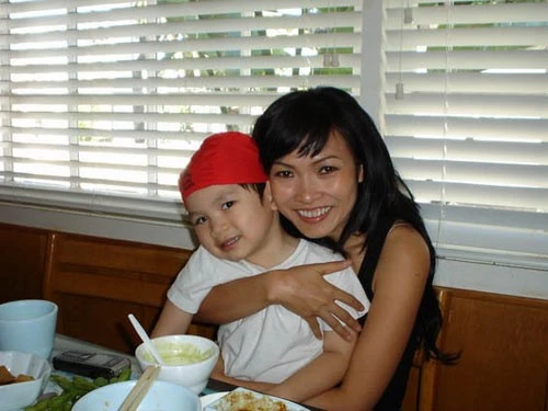 Phương Thanh Từng là ca sĩ pop rock nổi tiếng bậc nhất showbiz Việt song dường như Phương Thanh không mấy may mắn trong chuyện tình duyên. Sau nhiều đau khổ trong cuộc sống riêng tư, chị lặng lẽ sinh con gái vào năm 2005, khi 32 tuổi và sự nghiệp vẫn đang ở đỉnh cao. Ở thời điểm đó, dư luận khá khắt khe với một phụ nữ chưa chồng mà có con. Đó có lẽ là lý do khiến Phương Thanh phải chọn cách ở ẩn một thời gian dài từ khi mang bầu đến khi sinh em bé. Khi trở lại, nữ ca sĩ chia sẻ, chị mang thai với một “người đàn ông trong bóng đêm”, một người rất tốt nhưng chưa có duyên, có thể 10 năm sau sẽ lấy. Nhập mô tả cho ảnh