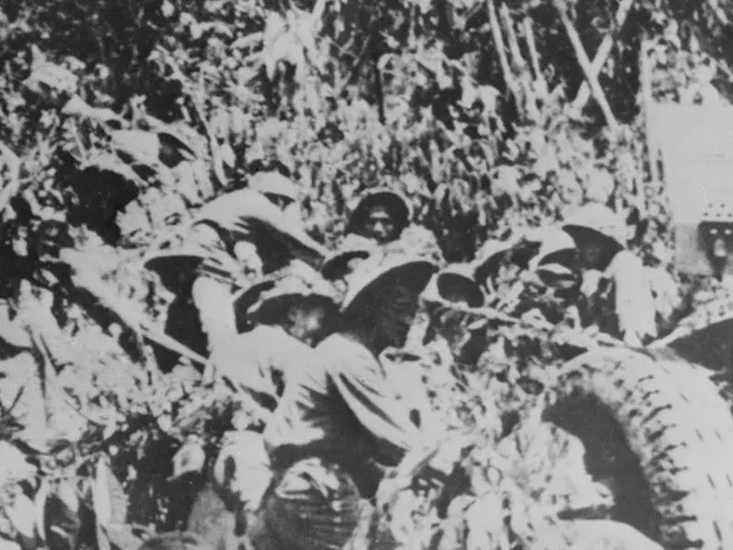 Ngôi nhà gắn liền với tuổi thơ anh hùng Tô Vĩnh Diện ảnh 2 Tháng 3 năm 1953, ông được triệu tập để tham gia lực lượng pháo phòng không sắp thành lập. khi đơn vị cao xạ được thành lập, ông cùng đơn vị sang Nam Ninh, tỉnh Quảng Tây (Trung Quốc) để huấn luyện. Trong thời gian huấn luyện, ông được chỉ định là Trung đội phó thuộc Đại đội 829, Tiểu đoàn 394, Trung đoàn 367 và được kết nạp vào Đảng Lao động Việt Nam. Sau 8 tháng huấn luyện ở Trung Quốc, tháng 12 năm 1953, ông cùng đơn vị về nước và ngay lập tức hành quân lên Điện Biên Phủ để chuẩn bị tham chiến. Ông được điều về đại đội 827 làm Trung đội phó Trung đội 2, trực tiếp phụ trách Khẩu đội 3 thay Khẩu đội trưởng bị thương. Khẩu đội ông được giao sử dụng khẩu pháo cao xạ 37mm số hiệu 510681, thuộc loại pháo phòng không 37mm 1 nòng mẫu 61-K kiểu M1939 có gắn lá chắn đạn với 2 cửa ngắm dành cho pháo thủ số 1 và số 2, do Liên Xô sản xuất và viện trợ cho Việt Nam Dân chủ Cộng hòa.