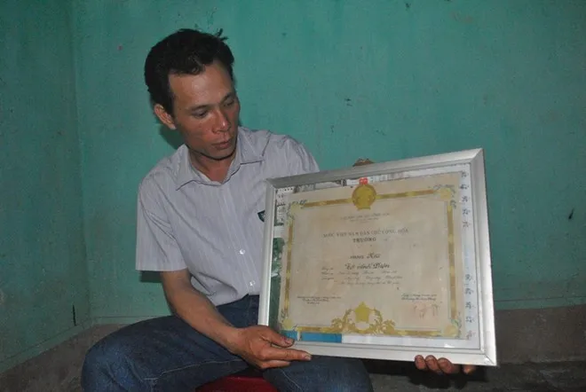 Ngôi nhà gắn liền với tuổi thơ anh hùng Tô Vĩnh Diện ảnh 5 Ngày nay, nơi thờ tự liệt sĩ Tô Vĩnh Diện đang được anh Tô Vĩnh Châu (cháu ruột) chịu trách nhiệm. “Khi tôi sinh ra thì bác đã hy sinh. Trong ký ước chúng tôi, bác luôn là một con người sống giản dị, hiền lành và rất có trách nhiệm với gia đình”, anh Châu kể.