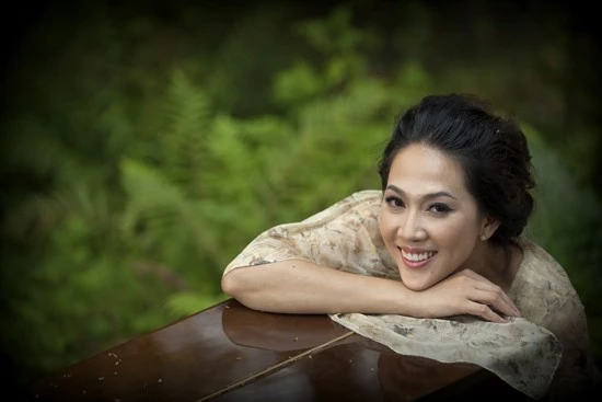 Nguyên Thảo Nguyên Thảo luôn được biết đến như một giọng ca mezzo soprano mạnh mẽ, sâu sắc và truyền cảm. Vốn sống lặng lẽ, nữ ca sĩ chưa bao giờ công khai chuyện tình yêu hay hôn lễ. Thế nhưng, cuối năm 2013, cô khiến mọi người bất ngờ khi chủ động thông báo mình đã sinh con. Trước đó, không hề có bất kì nghi án nào về việc cô mang bầu hay lập gia đình. Nhập mô tả cho ảnh