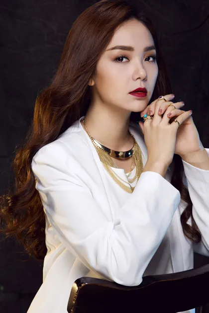 Trang phục màu trơn, trung tính, kiểu trang điểm cổ điển, nhấn vào đôi môi và các phụ kiện ánh kim tạo nên nét quý phái cho Minh Hằng. ok8u9a2284-9342-1399511718.jpg