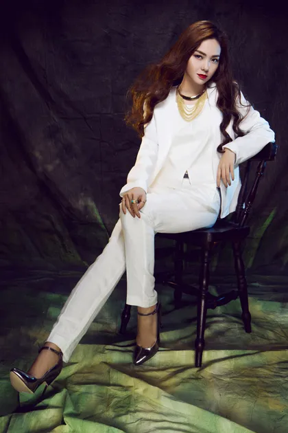 Vest trắng dáng suông đem lại vẻ phóng khoáng và mạnh mẽ cho Minh Hằng. Đôi giày cao gót và vòng cổ là điểm nhấn, đồng thời vẫn tô điểm vẻ nữ tính cho "Bé Heo". ok8u9a2301-3958-1399511718.jpg