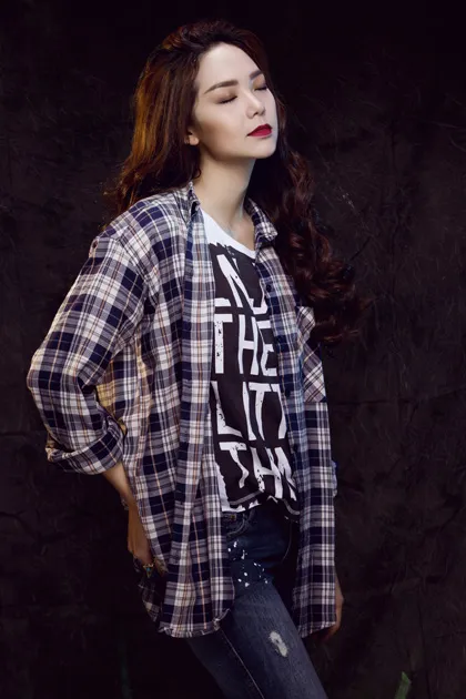 Minh Hằng bụi bặm với quần jeans rách, áo phông slogan và sơ mi carô dáng oversize. ok8u9a2402-9531-1399511720.jpg