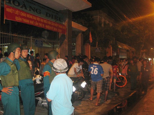 Bảo vệ đột tử trong trường học khi đang xem phim ảnh 1 Nhiều người tập trung trước cổng trường để theo dõi vụ việc