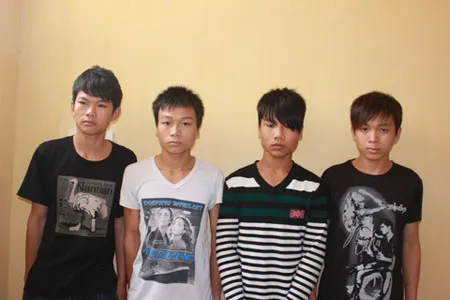 Vụ án 2 cái mũ và nỗi đau của 6 gia đình ảnh 3 Nét mặt sợ hãi của 4 thanh thiếu niên được đăng tải trên báo chí địa phương
