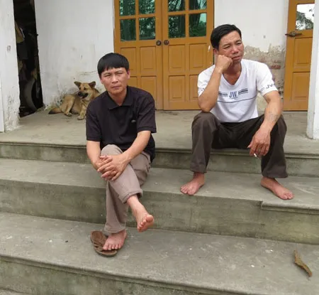 Vụ án 2 cái mũ và nỗi đau của 6 gia đình ảnh 5 Từ này con thành tù nhân, những ông bố bà mẹ này chỉ biết chạy quay kêu cứu trong vô vọng