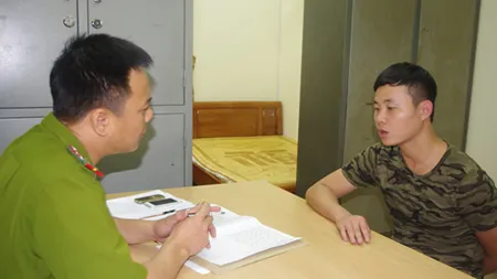 Nhắn hàng trăm tin đe dọa trước khi tạt axit vợ cũ ảnh 1 Đối tượng Dương khai nhận hành vi phạm tội tại cơ quan Công an