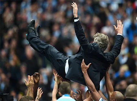 Giây phút đi vào lịch sử của Man City ảnh 9 Các cầu thủ Man City tung hô Pellegrini trước khi bước lên bục nhận HC