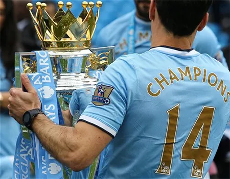 Giây phút đi vào lịch sử của Man City ảnh 20 Kompany và thầy bên chiếc cúp vô địch