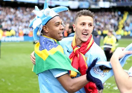 Giây phút đi vào lịch sử của Man City ảnh 21 Fernandinho ăn mừng cùng Jovetic