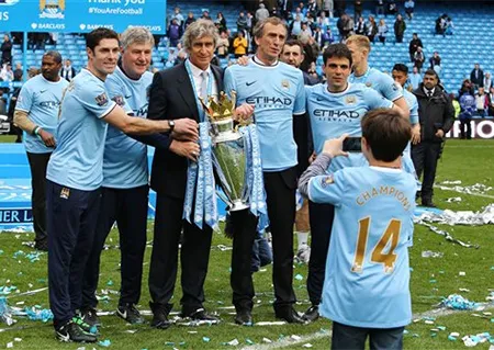Giây phút đi vào lịch sử của Man City ảnh 22 Pellegrini chụp ảnh cùng người hâm mộ