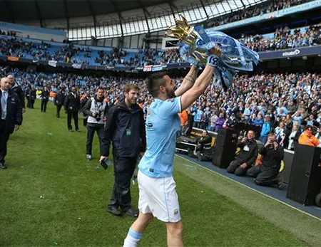 Giây phút đi vào lịch sử của Man City ảnh 29 Negredo ăn mừng bên đường biên
