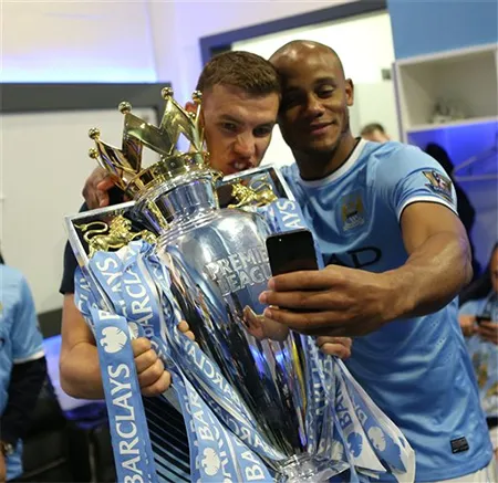 Giây phút đi vào lịch sử của Man City ảnh 31 Kompany và Dzeko chụp ảnh tự sướng