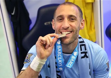 Giây phút đi vào lịch sử của Man City ảnh 32 Zabaleta cắn thử tấm HCV