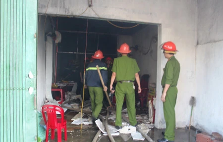 Bình gas rò rỉ, cửa hàng sắp khai trương phát hỏa ảnh 2 Cửa hàng sắp khai trương cháy tan hoang.