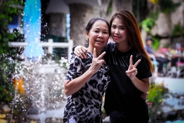 Tới khi bố mẹ Khởi My chia tay, mẹ cô vừa mở tiệm tạp hóa, vừa kiếm thêm việc bán củi khô ở chợ huyện Long Khánh, tỉnh Đồng Nai. Để đỡ đần mẹ, Khởi My cũng chăm chỉ chạy show hát ở các tụ điểm đám cưới, nhà hàng. 