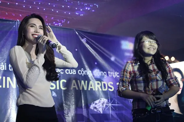 Khi những hình ảnh trên lên báo, Thủy Tiên bị la ó phản cảm và bị chê bai về gu thẩm mỹ. Một tuần sau sự cố, trong buổi giao lưu fan, nữ ca sĩ gửi lời xin lỗi tới khán giả và hứa rút kinh nghiệm. Có thể nói năm 2011 là năm scandal của Thủy Tiên. Từ đầu năm cho tới những ngày sắp bước sang năm mới, tên tuổi Thủy Tiên liên tục lên báo vì những vụ việc không hay.