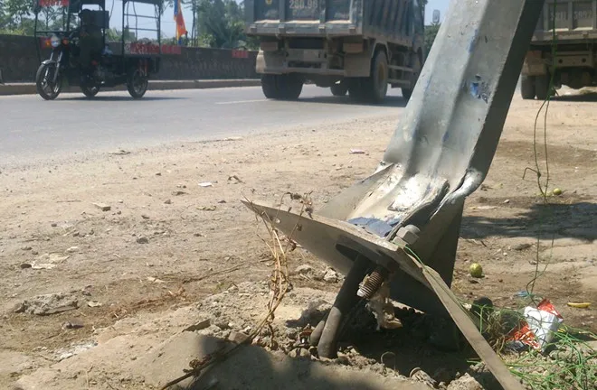 Chiếc xe tải chỉ dừng lại khi húc vào cột điện bên đường. Ảnh:Việt Đức. Nhập mô tả cho ảnh