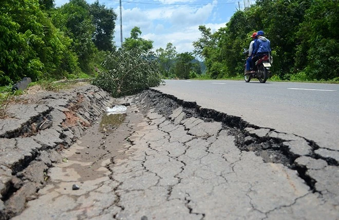 QL15D đưa vào sử dụng chưa được 1 năm đã bị xe chở gỗ quá tải “đào” thành mương..