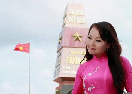 NSƯT Khánh Hòa: Hát về Trường Sa bằng tất cả tình yêu và đam mê ảnh 1 Ca sĩ Khánh Hòa với những cảnh quay tại Trường Sa