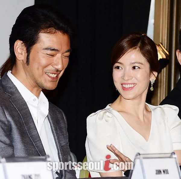 Tại buổi họp báo, đoạn trailer của The Crossing được công chiếu trong đó có phân cảnh nhân vật của Song Hye Kyo và Kim Thành Vũ khóa môi.