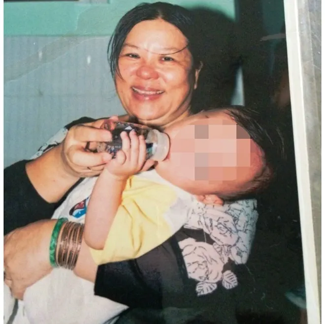 Bà Huệ chăm bẵm cháu Tài khi còn nhỏ.