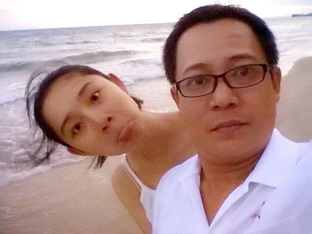 Cuối tháng 9/2013, Trà My bị bắt gặp khi đi cùng Hoàng Đạo tới dự buổi tiệc mừng sinh nhật một người bạn ở TP.HCM. Trong suốt bữa tiệc, cả hai luôn ngồi cạnh và dành cho nhau những cử chỉ hết sức tình cảm.Tin đồn Trà My cặp kè với một người đàn ông đứng tuổi xuất hiện tràn lan trên các phương tiện truyền thông vào thời điểm đó. Đáp lại những lời đồn đoán, người mẫu sinh năm 1992 không lên tiếng phủ nhận hay khẳng định. Nhập mô tả cho ảnh