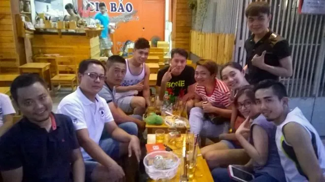 Trà My cùng người yêu trong một buổi gặp gỡ bạn bè. Nhập mô tả cho ảnh