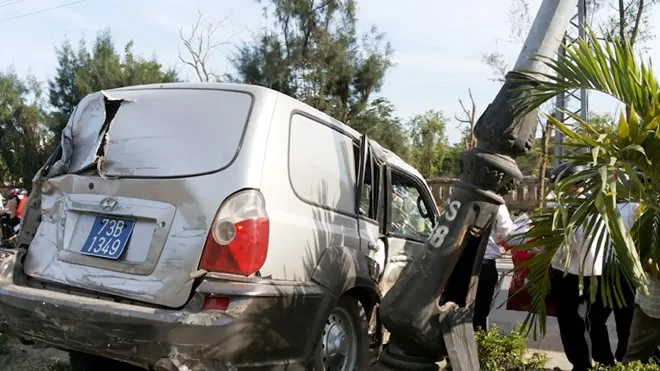 Trưởng phòng cầm lái, xe chở tiền của ngân hàng nát bét