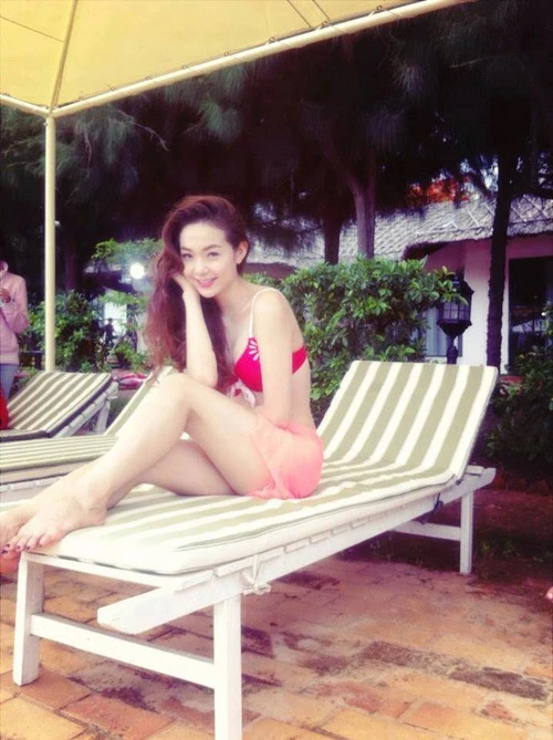 Vẻ tươi tắn, trẻ trung, nữ tính, làn da sáng khỏe mạnh là điểm ấn tượng của Minh Hằng. Trước hàng loạt các người đẹp khoe ngực, thì vẻ đẹp 