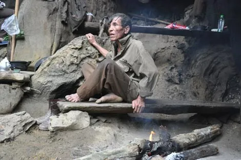 Tấm gỗ chỉ đặt vừa tấm lưng được thay cho giường.