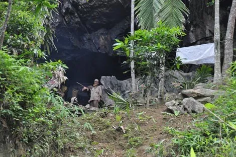 “Người rừng” đứng trước “ngôi nhà” của mình.