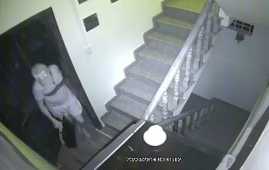 Vào phòng tiến sĩ Sơn mang đồ xuống tầng trệt Vào phòng tiến sĩ Sơn mang đồ xuống tầng trệt