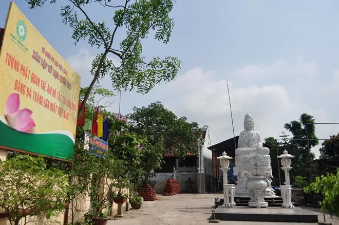 Pho tượng Bồ tát Quan thế âm tọa lạc tại sân chùa Quan Âm, xã Xuân Canh (Đông Anh, Hà Nội). Pho tượng Bồ tát quan thế âm tọa lạc tại sân chùa Quan Âm, xã Xuân Canh (Đông Anh, Hà Nội).