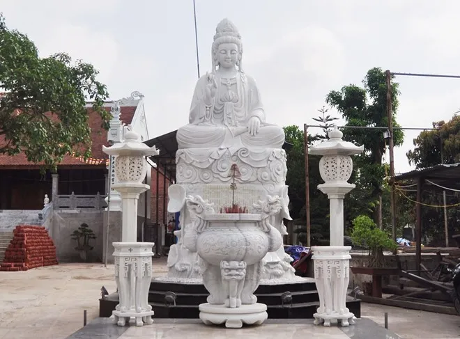 Ông Nguyễn Văn Hạnh, người trông coi ngôi chùa cho biết: "Chùa và đình Quan Âm được xây dựng từ thời nhà Lý và đến nay đã được trùng tu nhiều lần. Tấm bia Quan Âm cổ tự bi ký có ghi năm 1108 nhà Lý mở rộng quai đê sông Hồng, từ đó ngôi chùa chuyển về vị trí hiện nay". Ông Nguyễn Văn Hạnh, người trông coi ngôi chùa cho biết, chùa và đình Quan Âm được xây dựng từ thời nhà Lý và đế nay đã được trùng tu nhiều lần. Căn cứ vào tấm bia Quan Âm cổ tự bi ký có ghi năm 1108 nhà Lý mở rộng quai đê sông Hồng, từ đó ngôi chùa chuyển về vị trí hiện nay.